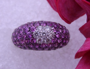 Anillo con  brillantes y zafiros rosa