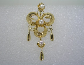 Broche oro amarillo y perlas cultivadas.
